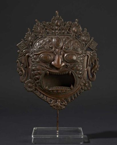 TIBET-XIXe siècle Masque décoratif de Mahakala en cuivre repoussé, la bouche grande...