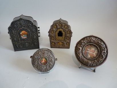 TIBET-Fin XIXe siècle Quatre reliquaires dont deux ronds en argent ciselé et repoussé...