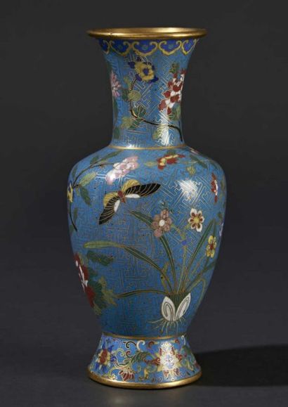 CHINE-Début XXe siècle Vase de forme balustre à col évasé en bronze doré et émaux...