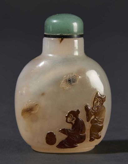 CHINE-XXe siècle Flacon tabatière en agate grise décorée dans une veine brune de...