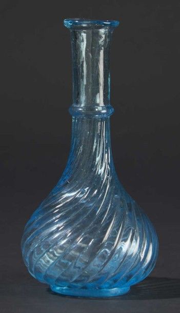 CHINE-XXe siècle Vase de forme bouteille torsadée en verre bleuté. Au revers de la...