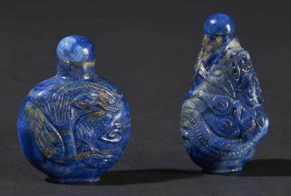 CHINE-XXe siècle Deux flacons tabatières en lapis-lazuli à décor sculpté de phénix...