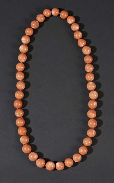 CHINE-XXe siècle Collier composé de 41 perles de corail. Diam. perle 2 cm. Poids:...