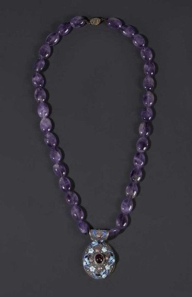 CHINE-XXe siècle Collier composé de perles en améthyste avec un pendentif en argent...