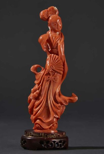 CHINE-Début XXe siècle Statuette de jeune femme debout en corail rouge tenant un...