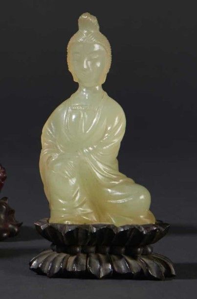 CHINE-Milieu XXe siècle Statuette de Guanyin assise en serpentine céladon. H. 9,6...