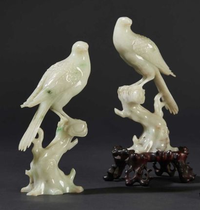 CHINE-Milieu XXe siècle Paire d'oiseaux posés sur une branche coupée en jadéite céladon...