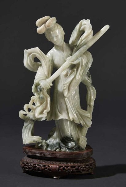 CHINE-Milieu XXe siècle Statuette de jeune femme debout dégainant un sabre en serpentine...