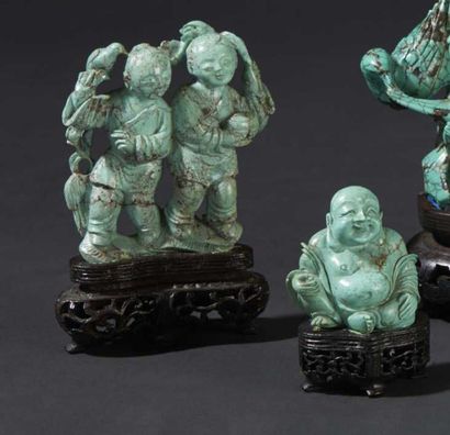 CHINE-XXe siècle Deux groupes en turquoise, les frères Hehe debout avec des lotus,...