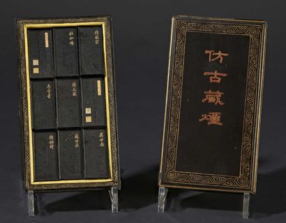 CHINE-XIXe siècle Boite de forme rectangulaire en laque noire et or décorée de l'inscription...