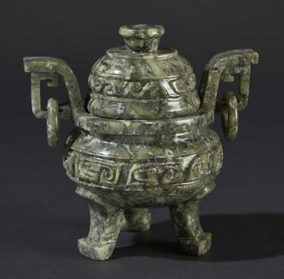 CHINE-Milieu XXe siècle Brûle-parfum tripode en serpentine céladon à décor sculpté...