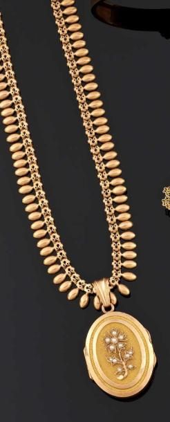 null COLLIER draperie en or 18 k (750°/oo) à maillons de forme ovoïde, supportant...