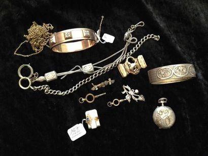 null LOT en argent, vermeil ou métal comprenant: deux bracelets rigides ouvrant -...