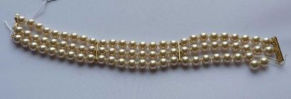 null BRACELET trois rangs de perles fausses, le fermoir en or 18 k (750°/oo). Poids...