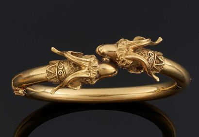 null BRACELET rigide ouvrant en or jaune 18 k (750°/oo) décoré de deux têtes de bélier....
