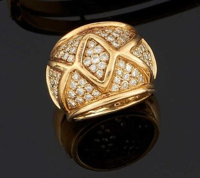 null BAGUE boule en or jaune pavée de diamants ronds dans des motifs géométriques....