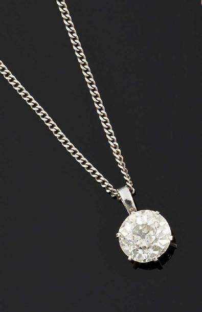 null COLLIER articulé en or gris 18 k (750 °/oo) supportant en pendentif un diamant...