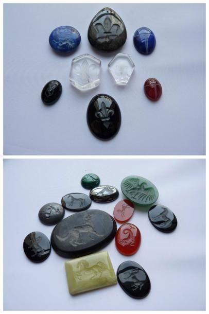 null ENSEMBLE DE VINGT INTAILLES ou motifs en pierre dure: lapis, onyx, cristal de...