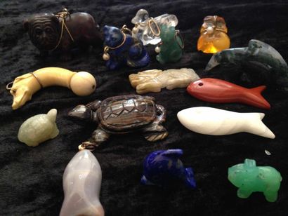 null ENSEMBLE DE DIX-SEPT PETITS SUJETS en ivoire, bois, lapis lazuli, jaspe... figurant...