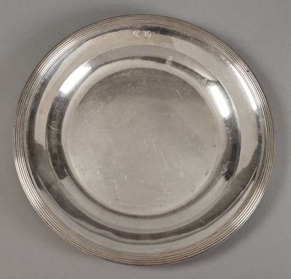 null GRAND PLAT rond en argent à bord filets. Chiffré GH. Poids: 1040 g