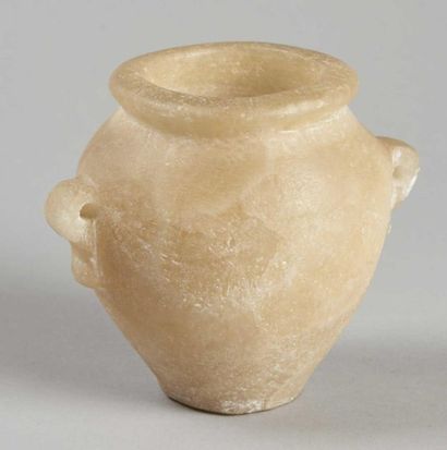EGYPTE Vase ovoïde à deux passants en albâtre. Epoque Moyen Empire. Petits éclats....