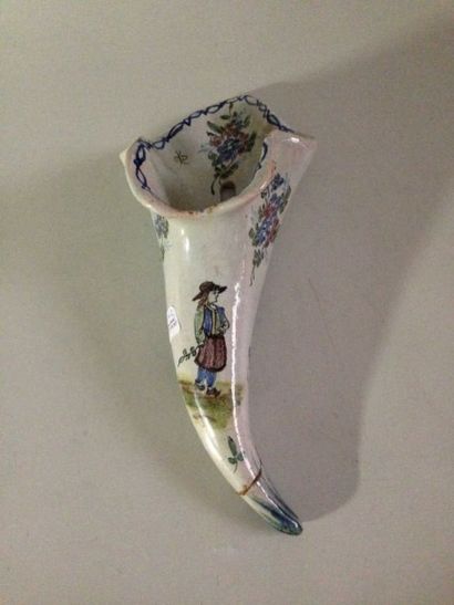QUIMPER Vase mural en forme de corne, à décor de breton et de fleurs. La pointe recollée...