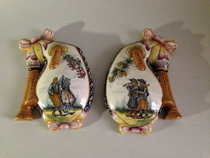 QUIMPER Henriot Deux vases muraux en forme de biniou à décor plolychrome d'un couple...