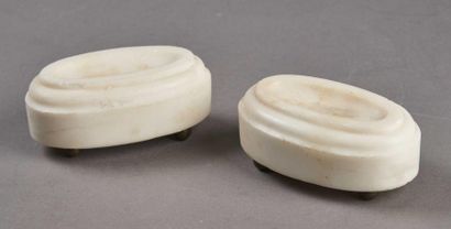 null PAIRE DE BAGUIERS ovales en marbre reposant sur quatre petits pieds. H. 5 cm...
