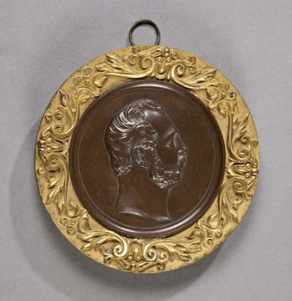 null MEDAILLON en bronze doré présentant un profil d'homme barbu dans un cadre en...