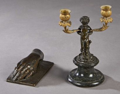 null BOUGEOIR en bronze à patine brune et dorée, un satyre tenant deux cornes formant...