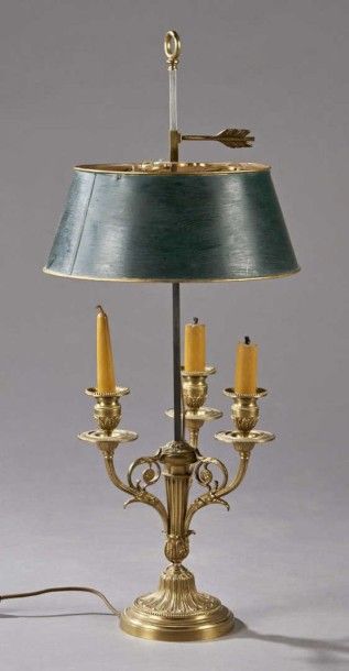 null LAMPE BOUILLOTTE en bronze doré, abat jour en tôle peinte. Style Louis XVI....