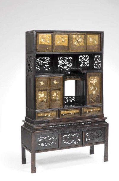 JAPON - Epoque MEIJI (1868 - 1912) Cabinet ouvrant à trois portes, trois tiroirs...