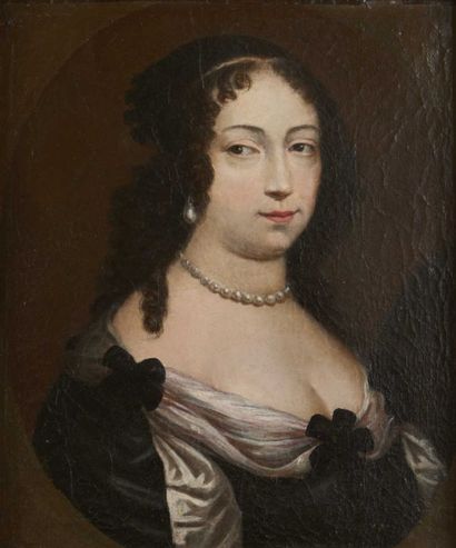 École FRANÇAISE de la fin du XVIIIe siècle Portrait de femme au collier de perles...