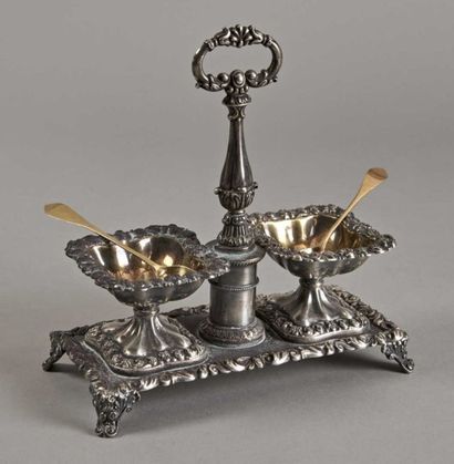 null SALIERE double quadripode en argent à décor feuillagé. Paris 1819-1838 et deux...