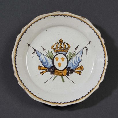 NEVERS Assiette à bord contourné à décor polychrome prérévolutionnaire dit "aux drapeaux"...