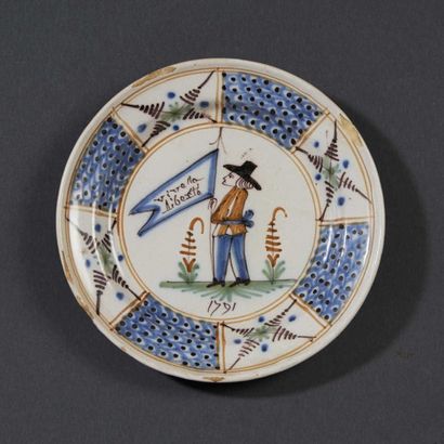 ROANNE Assiette de forme calotte, à décor patriotique polychrome d'un marinier de...