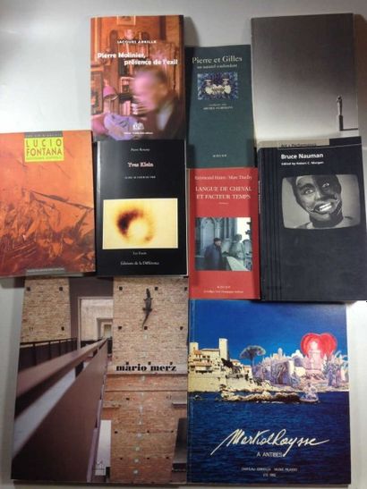 null Ensemble dix ouvrages et catalogues comprenant :
- Pierre RESTANY
"Yves Klein",...