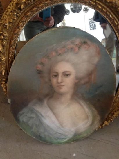 École du XIXe siècle Portrait de femme à la couronne de fleurs Pastel