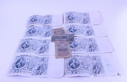 null ENSEMBLE comprenant huit billets de 500 roubles, on y joint trois papiers de...