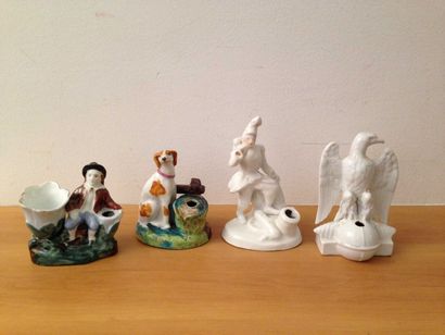 null QUATRE ENCRIERS en porcelaine: aigle, chien, fantassin et personnage. (Une egrenure...