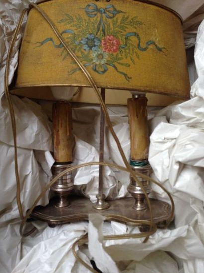 null MANNETTE: Lampe bouillotte en tôle peinte, machine à coudre, fer à repasser,...