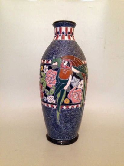 AMPHORA Grand vase ovoïde en faïence à col ourlé, décor incisé d'une frise stylisée...