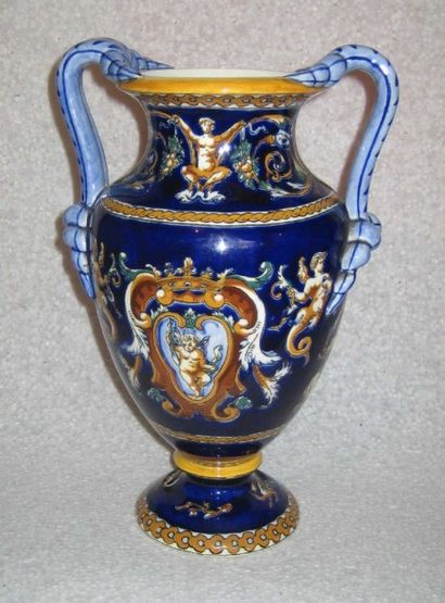 GIEN Vase en faïence à décor de grotesques. H: 25 cm