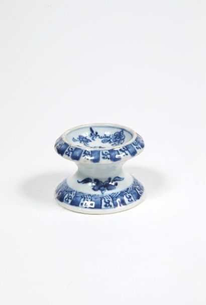 CHINE Salière ronde en porcelaine à piédouche à décor en bleu sous couverte de fleurs...