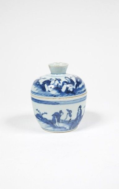 CHINE Coupe couverte en porcelaine à décor en camaïeu bleu de Chinois tenant une...