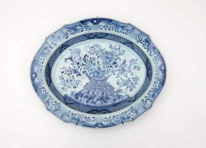 CHINE Bassin ovale à bord contourné en porcelaine à décor en bleu sous couverte d'une...