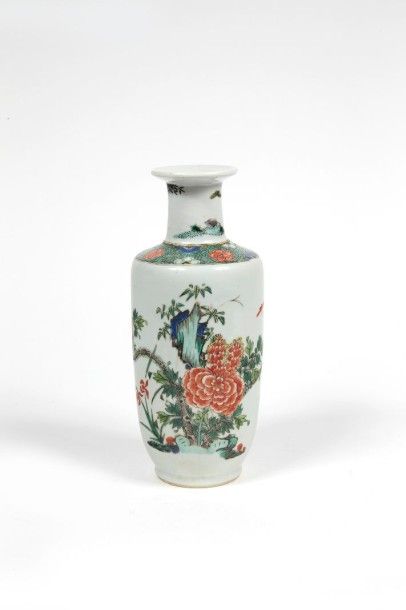CHINE Vase de forme oblongue en porcelaine à décor polychrome des émaux de la famille...