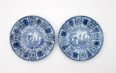 CHINE Deux assiettes en porcelaine à décor en bleu sous couverte de paysage lacustre...