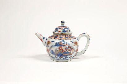 CHINE Théière ronde couverte en porcelaine à décor bleu, rouge et or dit Imari de...