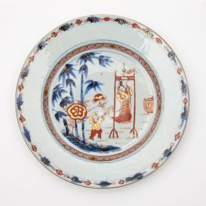 CHINE Assiette en porcelaine à décor bleu, rouge et or dit Imari d'une Chinoise sur...